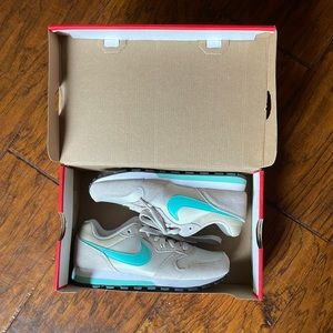 BRAND NEW Nike MD Runner 2 sneakers - sz 6